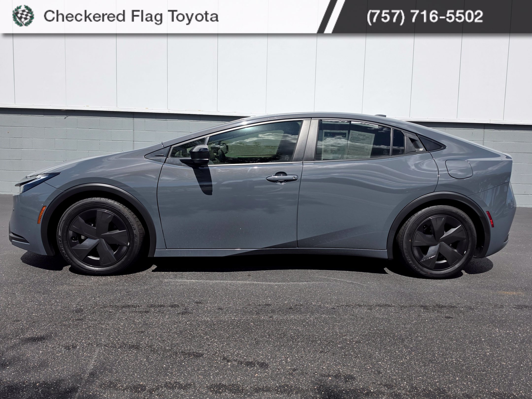 Used 2023 Toyota Prius LE FWD image 2