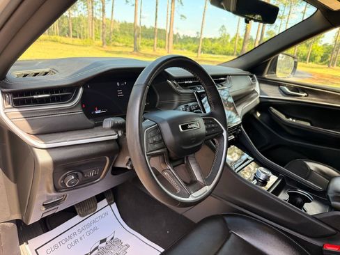 Used 2024 Jeep Grand Cherokee Limited w/ Luxury Tech Group II AWD/4WD image 13