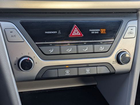 Used 2017 Hyundai Elantra SE image 24