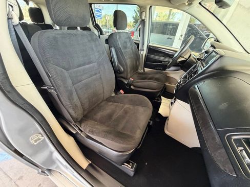 Used 2019 Dodge Grand Caravan SE FWD image 15