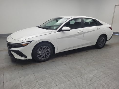 Used 2024 Hyundai Elantra SEL image 2