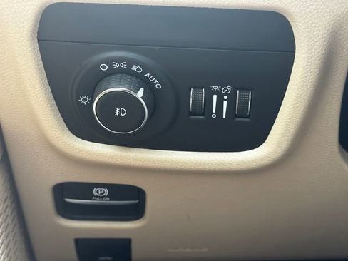 Certified 2025 Jeep Grand Cherokee Limited w/ Black Appearance Package image 24