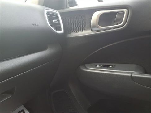 Used 2022 Hyundai Venue SEL image 21