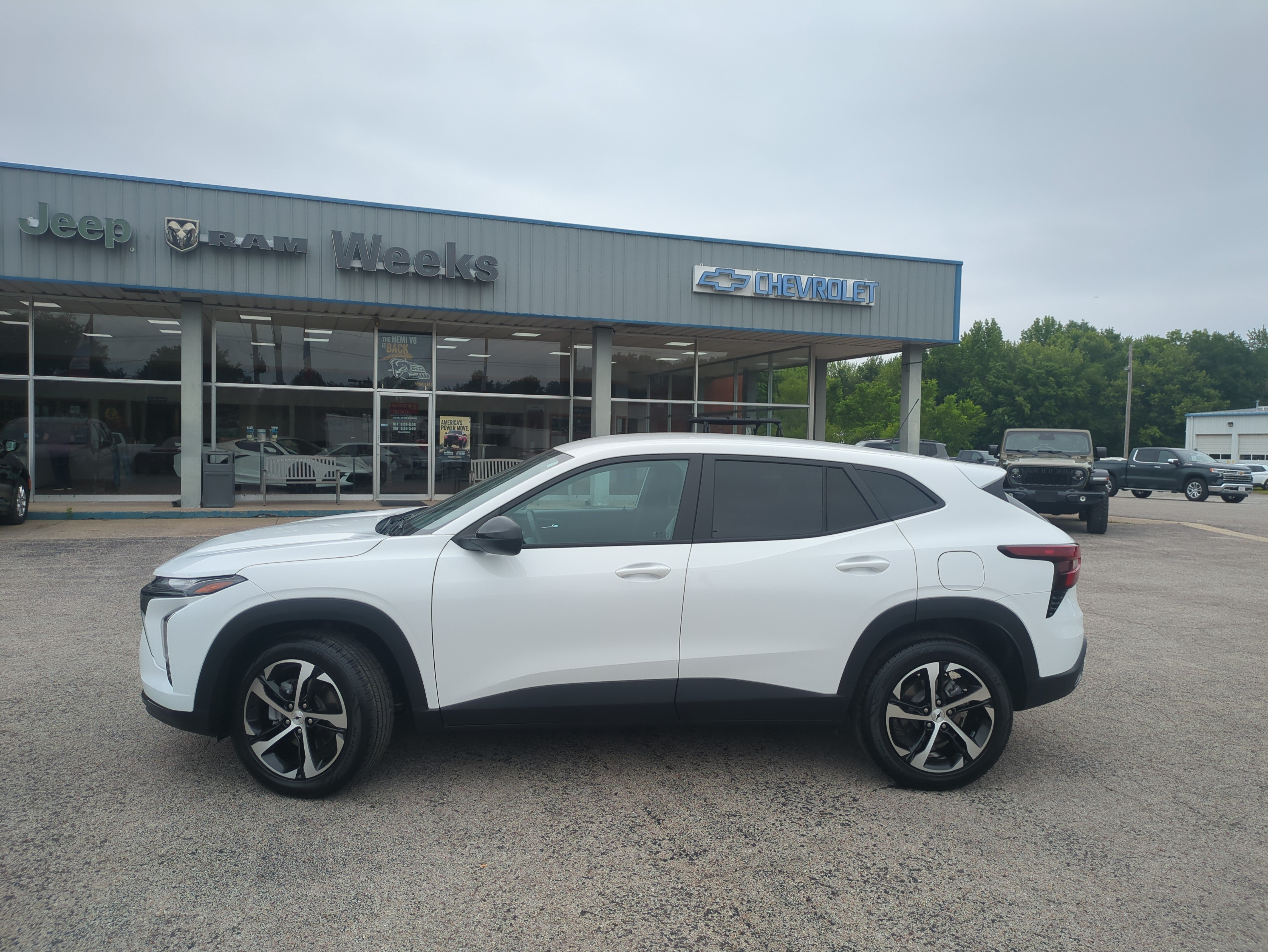 Used 2024 Chevrolet Trax RS w/ Driver Confidence Package FWD image 2