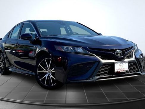 Used 2022 Toyota Camry SE image 1
