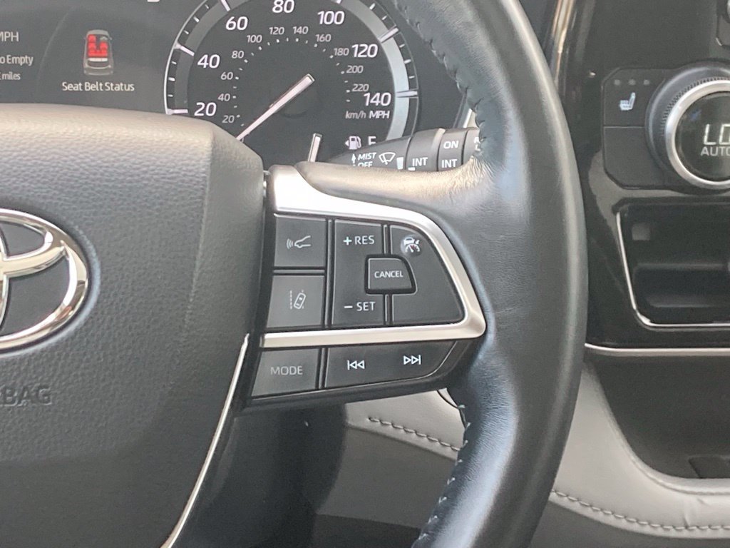 Used 2020 Toyota Highlander XLE AWD/4WD image 8