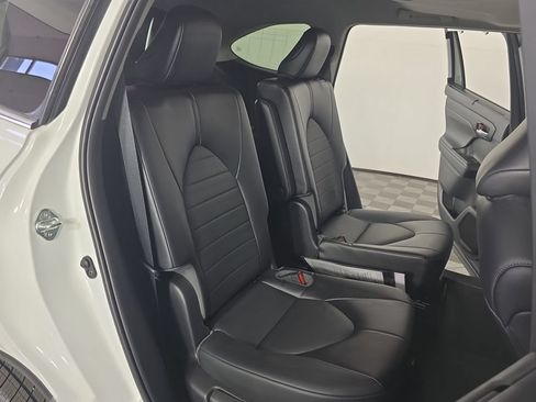 Used 2022 Toyota Highlander XLE AWD/4WD image 29