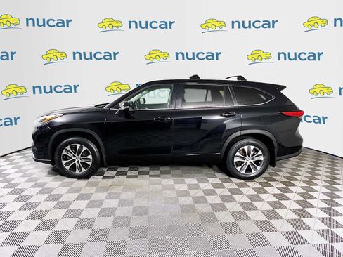Used 2023 Toyota Highlander XLE image 4