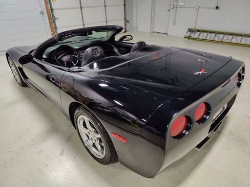Used 2001 Chevrolet Corvette Convertible w/ Preferred Equipment Group2 RWD image 24