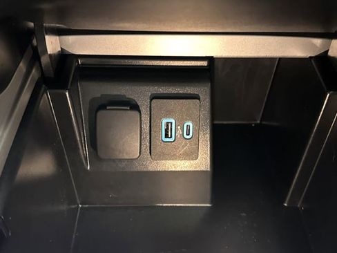 Used 2023 Ford Explorer XLT image 25