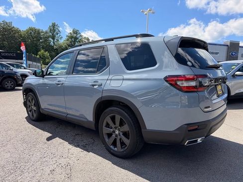 Used 2025 Honda Pilot Sport image 5