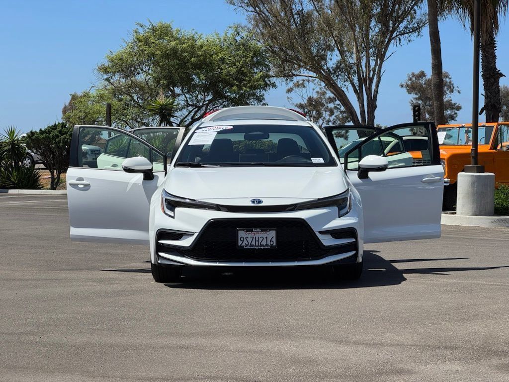 Used 2025 Toyota Corolla SE w/ SE Premium Package FWD image 29