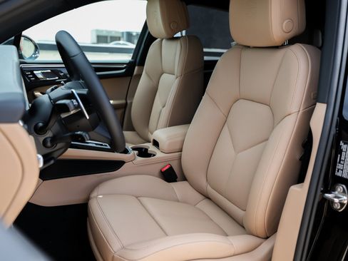 Certified 2025 Porsche Macan image 5