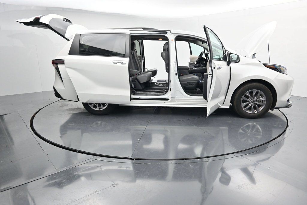 Used 2024 Toyota Sienna XLE FWD image 27