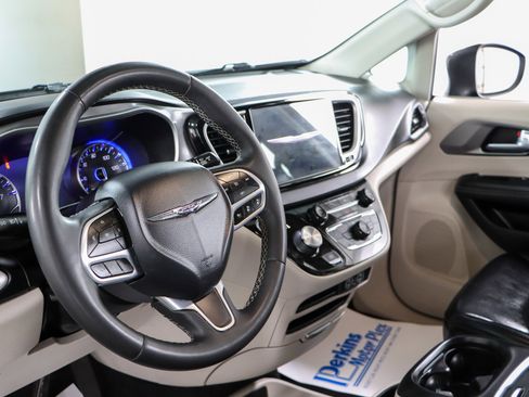 Used 2023 Chrysler Pacifica Touring-L FWD image 22