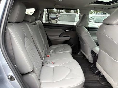 Used 2022 Toyota Highlander XLE FWD image 20