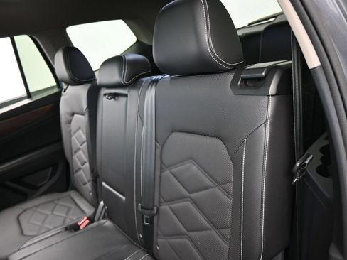 Used 2024 Volkswagen Atlas SE w/ Panoramic Sunroof Package FWD image 32