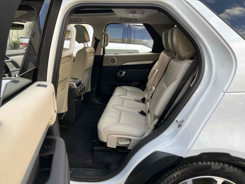 Used 2020 Land Rover Discovery Landmark image 37