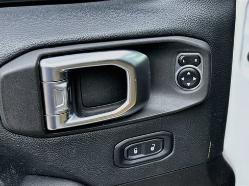 Used 2018 Jeep Wrangler Unlimited Sahara w/ Cold Weather Group AWD/4WD image 18