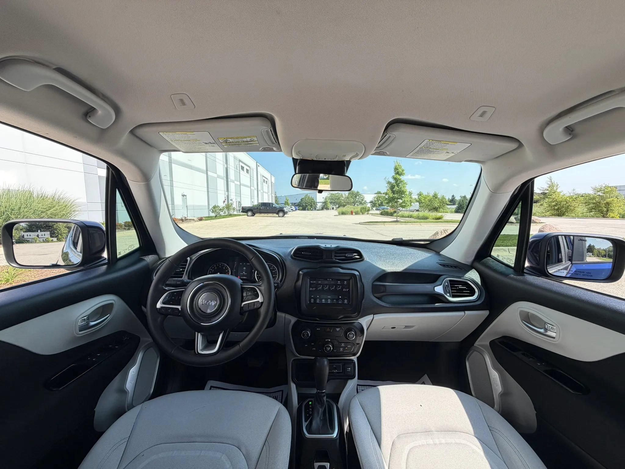 Used 2018 Jeep Renegade Latitude FWD image 25
