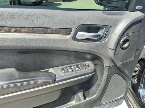 Used 2018 Chrysler 300 Limited AWD/4WD image 10