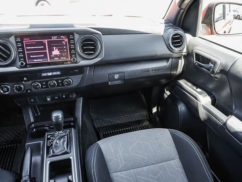 Used 2022 Toyota Tacoma TRD Off-Road AWD/4WD image 18