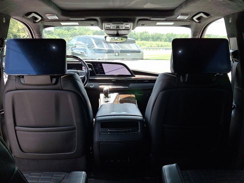 Used 2024 Cadillac Escalade ESV Sport Platinum w/ LPO, ONYX Package AWD/4WD image 23