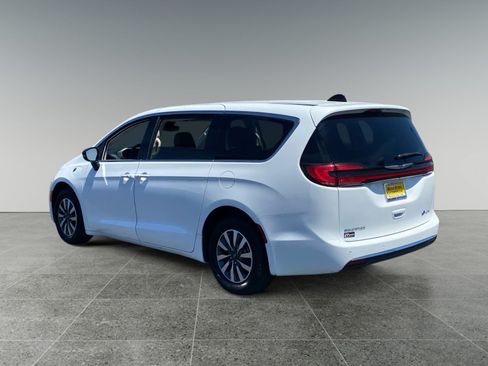 Used 2024 Chrysler Pacifica Limited FWD image 3