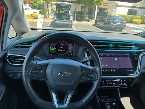 Used 2022 Chevrolet Bolt LT w/ Infotainment Package FWD image 24