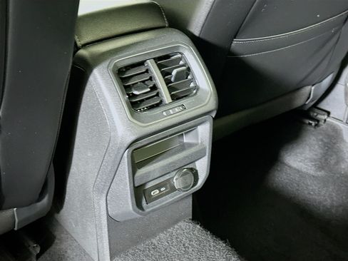 Used 2021 Volkswagen Tiguan SEL AWD/4WD image 28