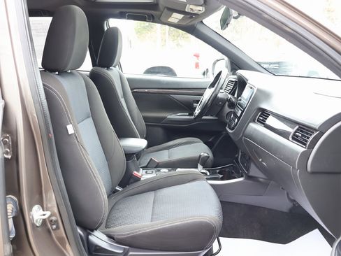 Used 2018 Mitsubishi Outlander ES image 36