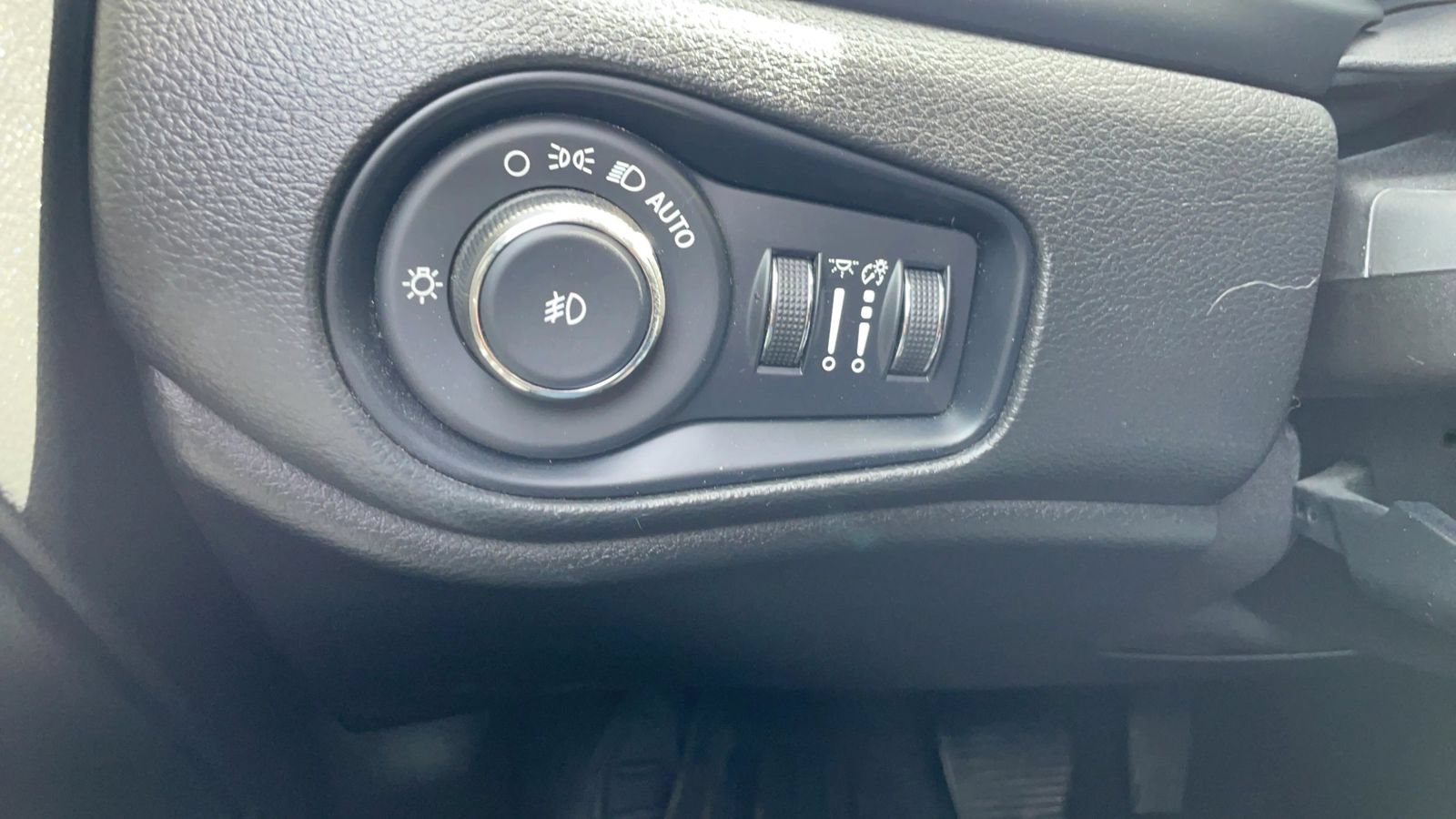 Used 2022 Jeep Renegade Latitude AWD/4WD image 18