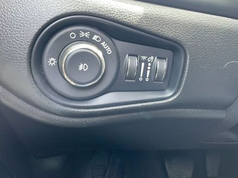 Used 2022 Jeep Renegade Latitude AWD/4WD image 18