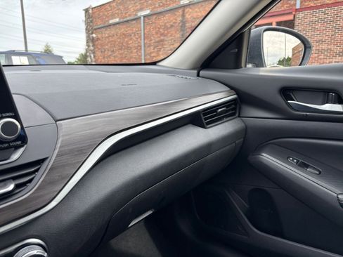 Used 2025 Nissan Altima 2.5 SV FWD image 35