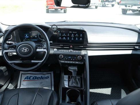 Used 2022 Hyundai Elantra Limited w/ Preferred Accessory Package FWD image 16
