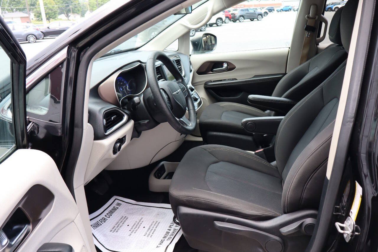 Used 2020 Chrysler Voyager L FWD image 6