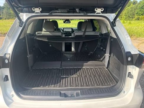 Used 2023 Toyota Highlander Limited FWD image 9