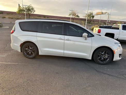 Used 2020 Chrysler Pacifica Touring-L Plus FWD image 3