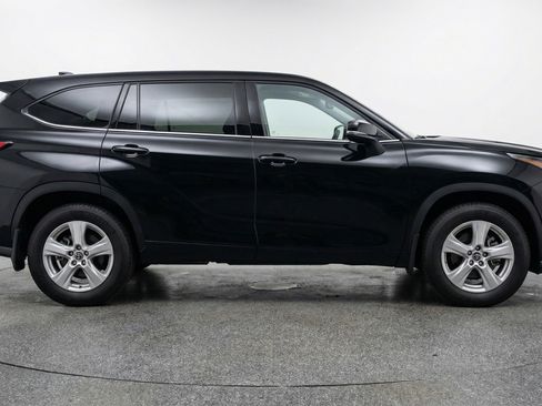 Used 2025 Toyota Highlander LE image 11