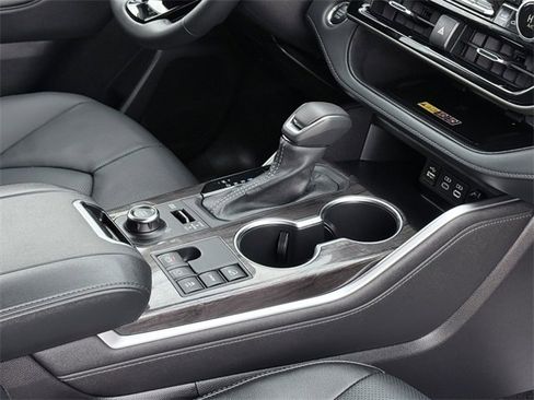 Certified 2025 Toyota Highlander Limited image 11