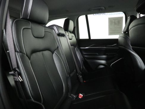 Used 2023 Jeep Grand Cherokee Limited w/ Black Appearance Package AWD/4WD image 21
