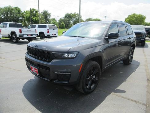 Used 2025 Jeep Grand Cherokee L Limited w/ Black Appearance Package AWD/4WD image 11