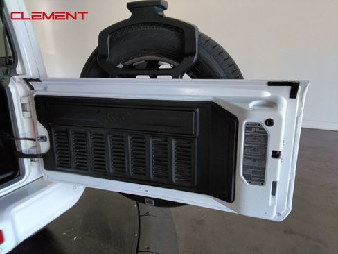 Used 2022 Jeep Wrangler Unlimited Sahara image 7