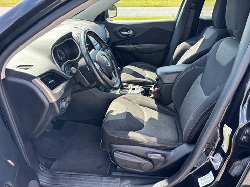 Used 2014 Jeep Cherokee Latitude w/ Cold Weather Group AWD/4WD image 13