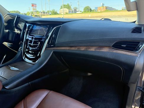 Used 2017 Cadillac Escalade Luxury AWD/4WD image 35