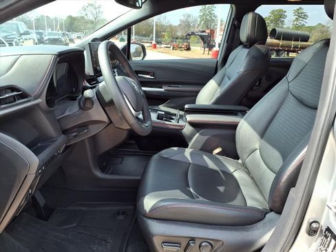 Used 2025 Toyota Sienna XSE w/ XSE Plus Package image 17