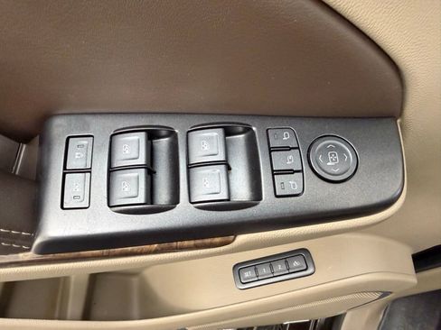 Used 2018 Chevrolet Tahoe LT w/ LT Signature Package image 16