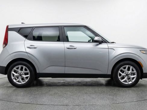 Used 2025 Kia Soul LX w/ LX Technology Package FWD image 8