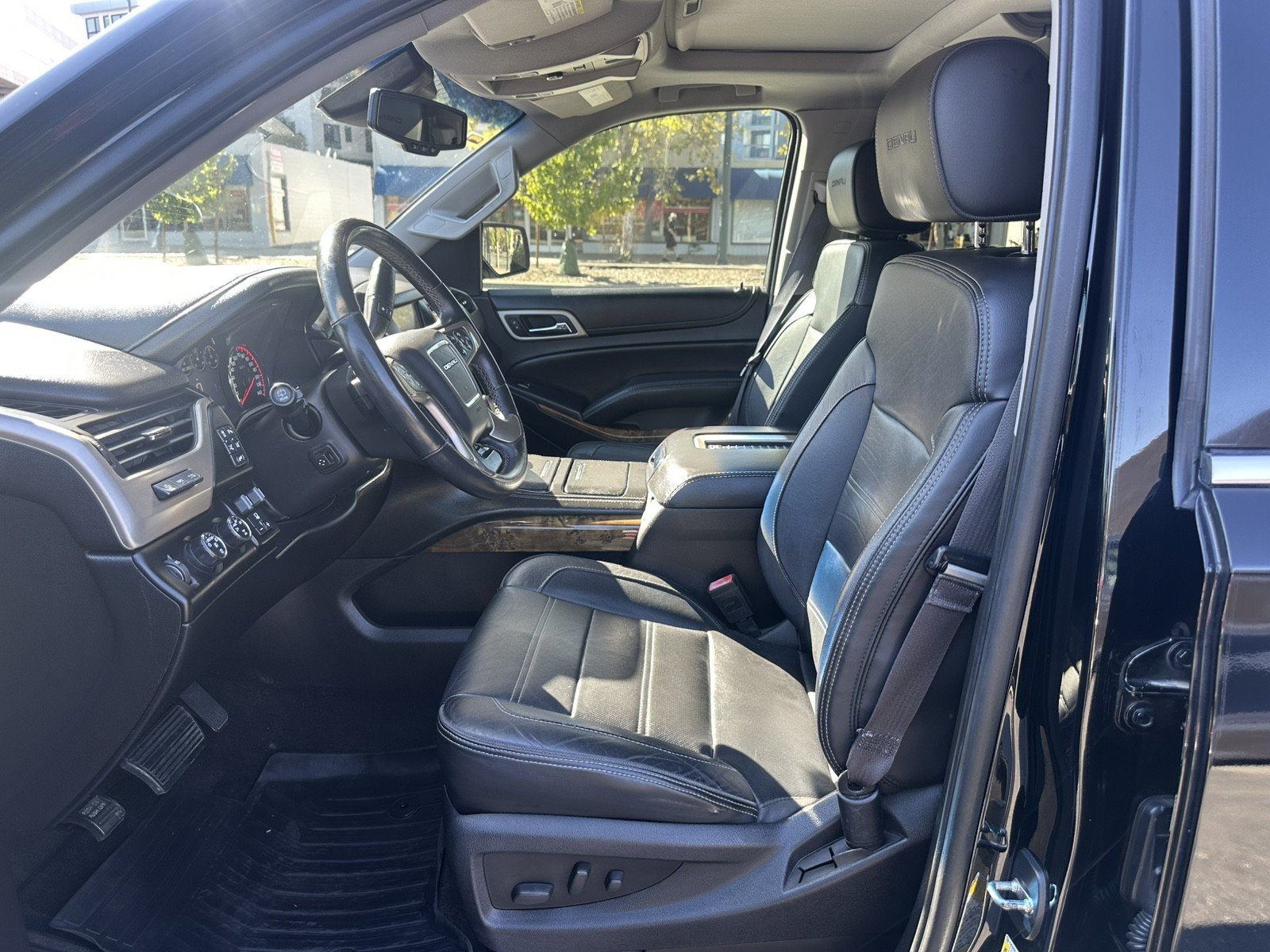 Used 2015 GMC Yukon Denali w/ Premium Package AWD/4WD image 18