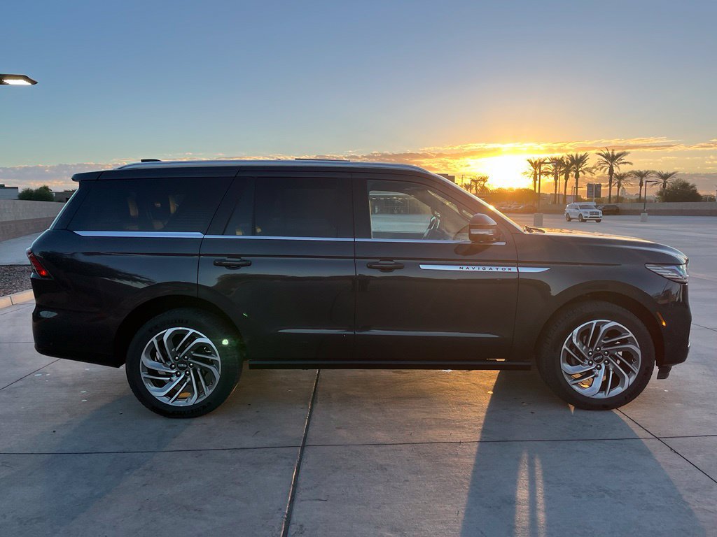 Used 2025 Lincoln Navigator Reserve AWD/4WD image 7